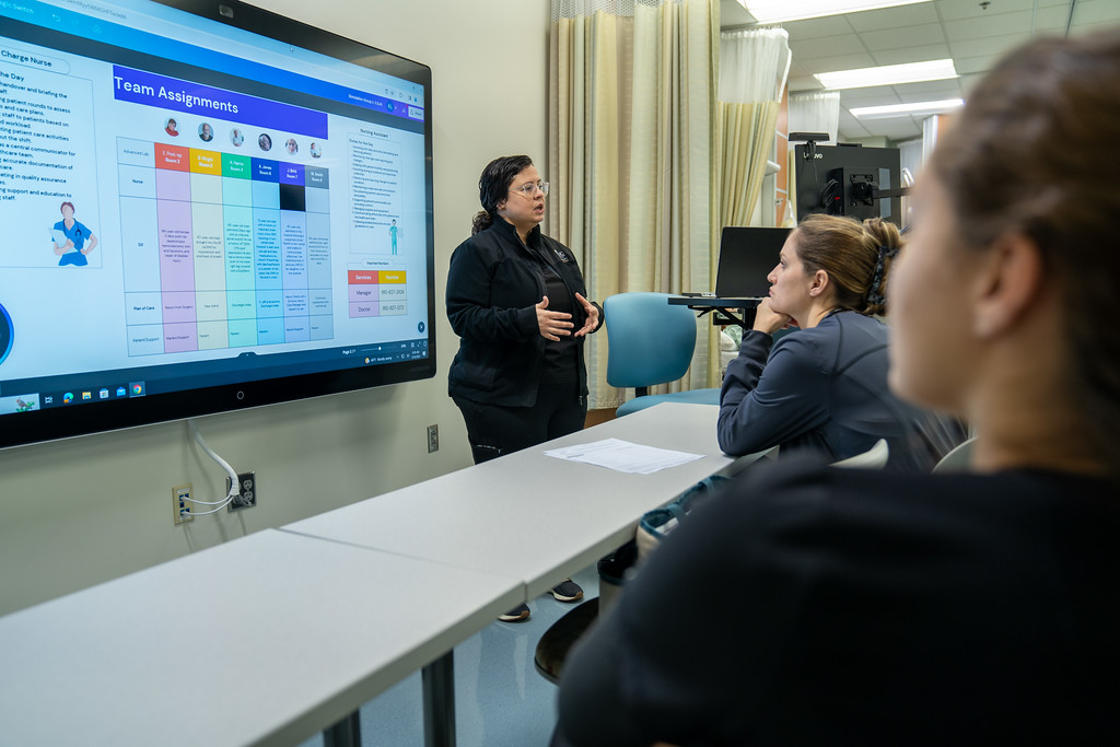 Lecturer presenting to students.