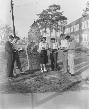 1958 Seniors in front of an arrowhead